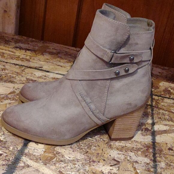 👍 Grey Booties.   A11 - Picture 1 of 5